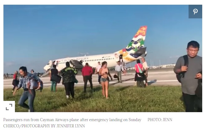 Penumpang yang berlari keluar dari pesawat Cayman Airways setelah berhasil mendarat di Bandara Orlando, Florida.