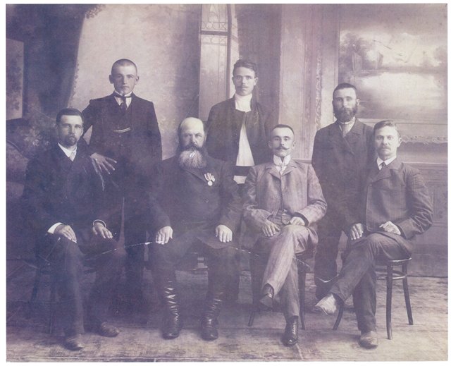 ЗВЕРЕВ СТЕПАН ФЕДОРОВИЧ и ОВЧАРЕНКОВ СТЕПАН ТРОФИМОВИЧ (сидят в центре).