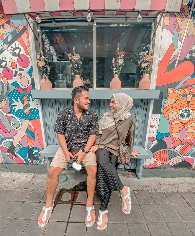 Kesha Ratuliu bersama Adhi Permana mengenakan sandal couple