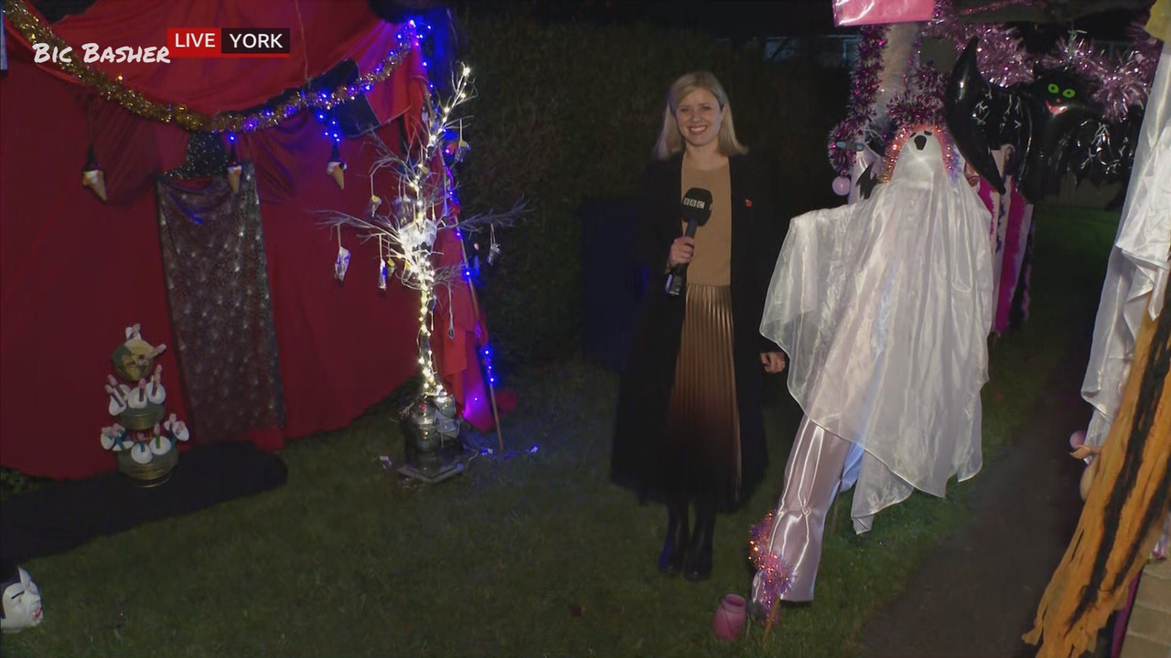10.30 - 11.15.00 - Homes Under the Hammer  ᴺᵉʷ. S27 Colour Clash! Jac....ts_snapshot_23.20.844