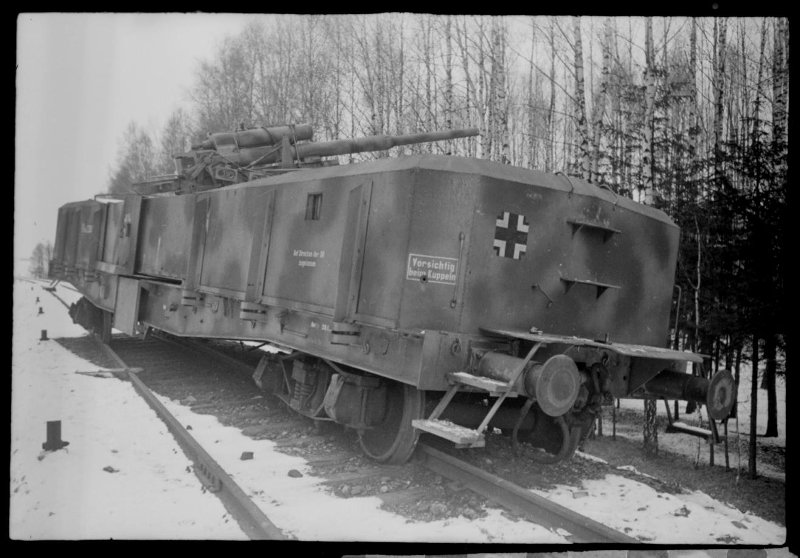 2-й Прибалтийский фронт. Сошедшая с рельс немецкая бронеплатформа.