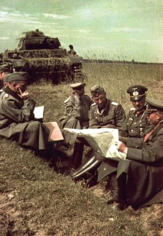Guderian y su Estado Mayor del Grupo Panzer II examinando un mapa durante la invasión de la URSS. Otoño de 1941