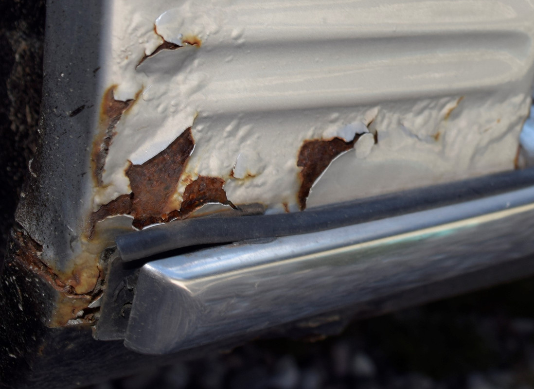 Rost höger bakskärm nertill