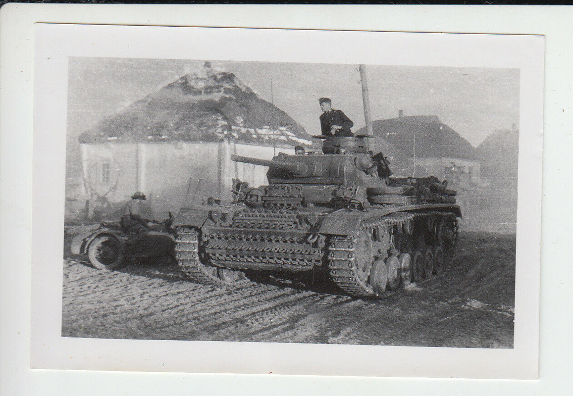 Deutscher Kampfpanzer Panzer III beim Vormarsch in Rußland