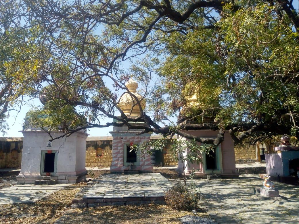 जामगाव येथील जुनी मंदिरे