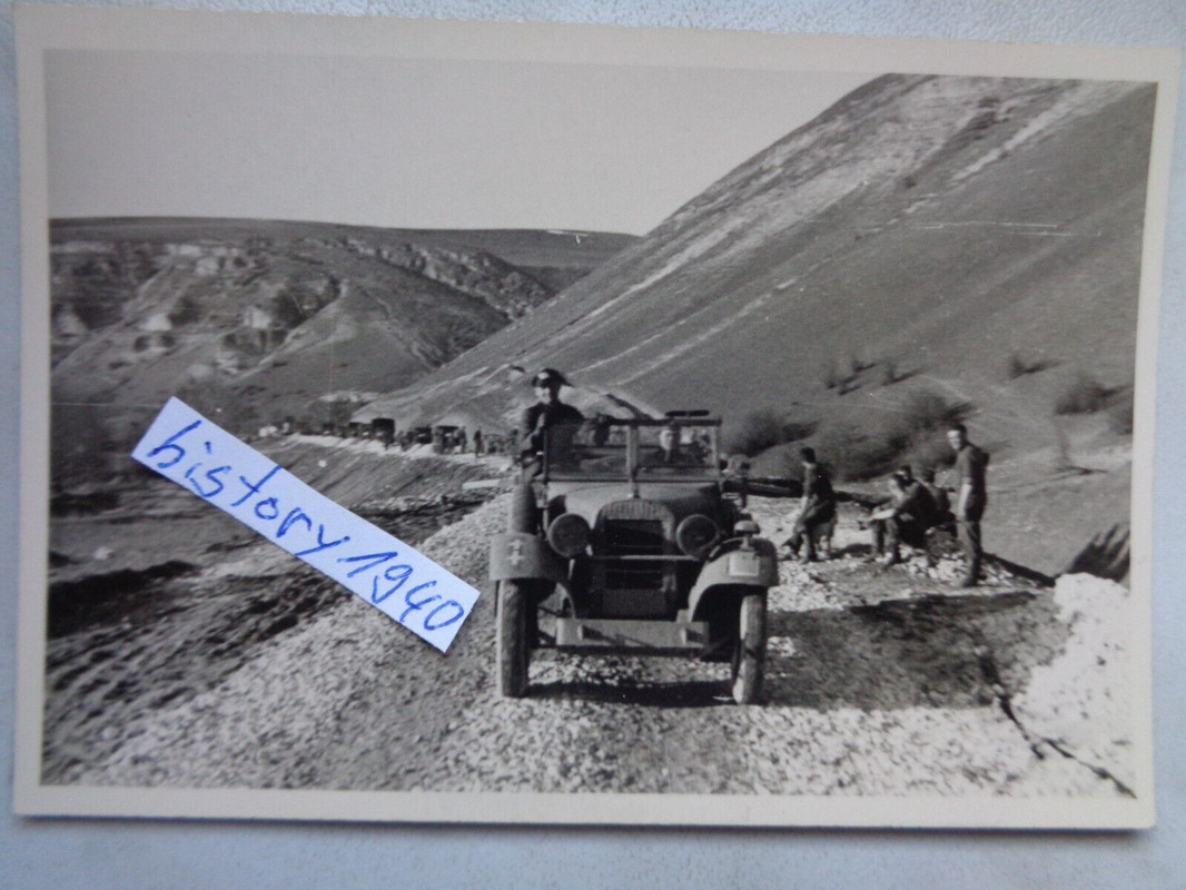 Foto Kübelwagen bei der Frontfahrt am Pass in Bulgarien.