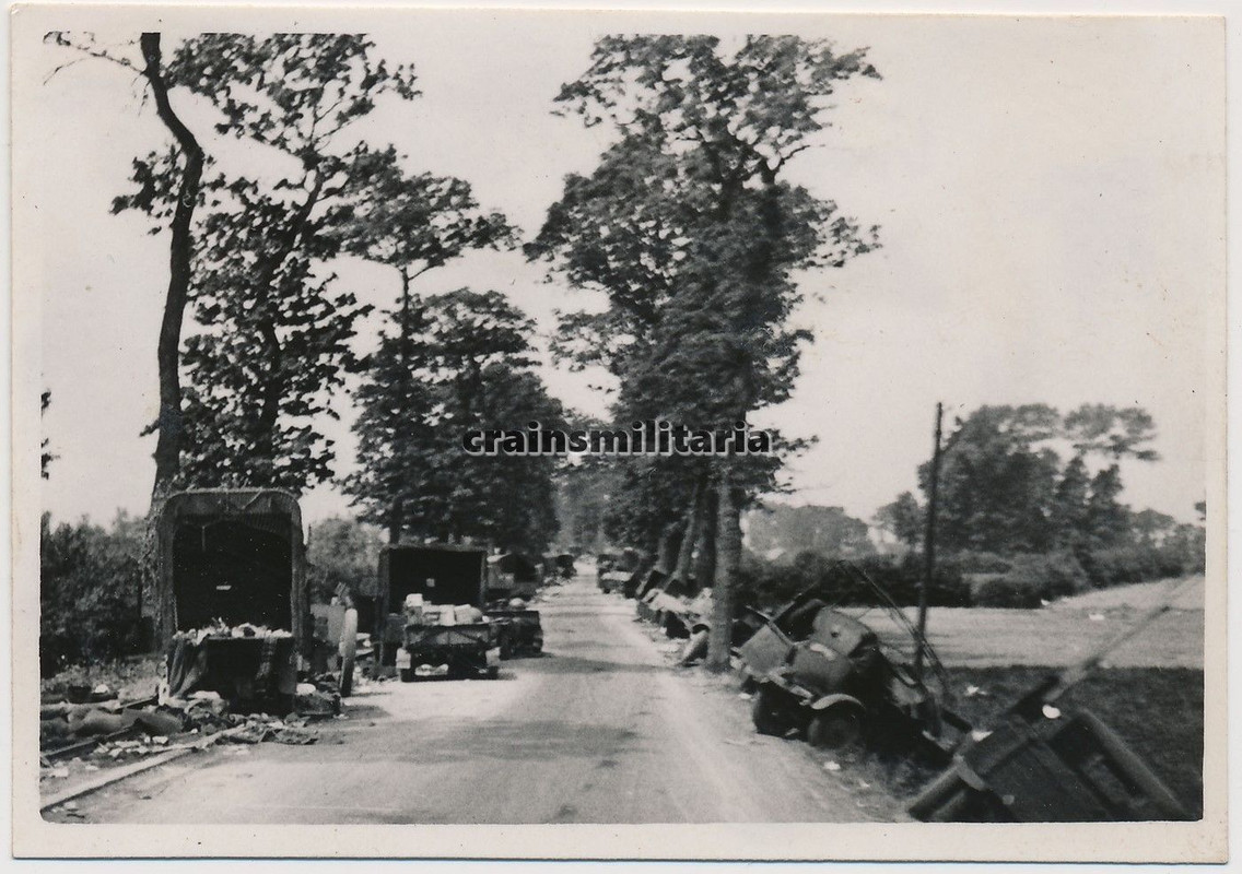 Orig. Foto englische Beute Lkw Fahrzeuge vor DÜN