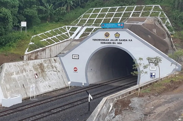 Kementerian Perhubungan tengah membangun dan mengembangkan jalur ganda Kereta Api (KA) Lintas Selatan.