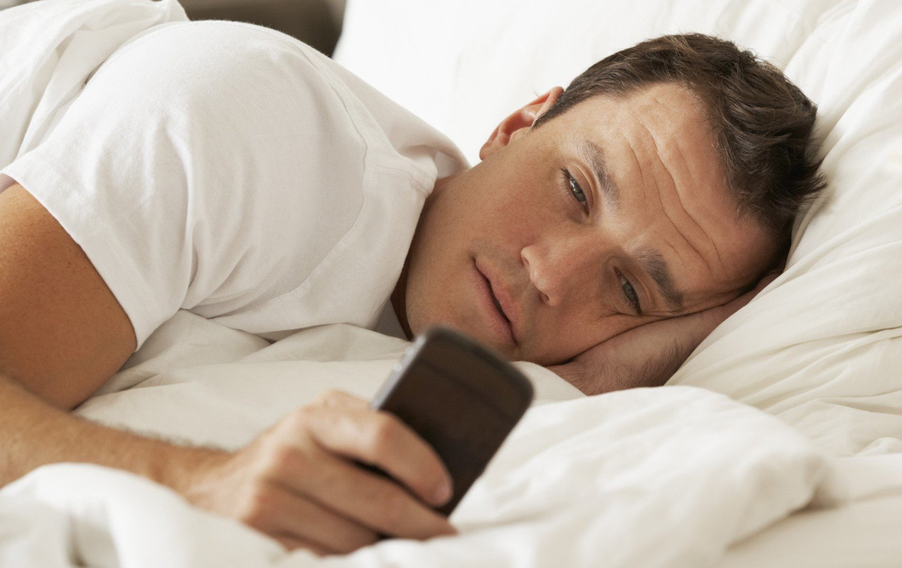 Revisar tu celular al despertar puede afectar tu salud mental