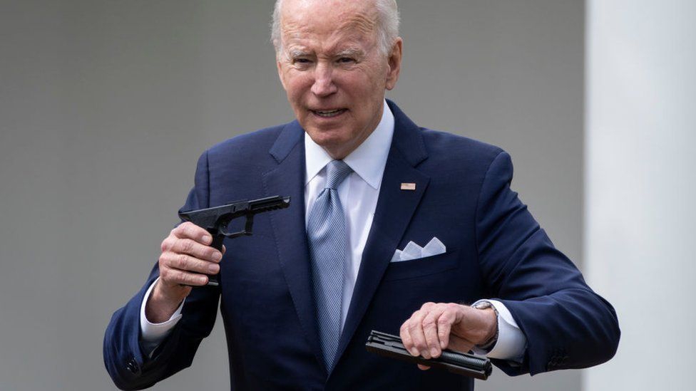 ¿Por qué Joe Biden quiere regular las “armas fantasma” en Estados Unidos?