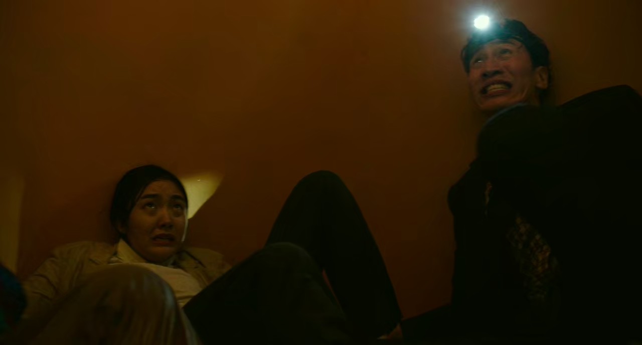 Sinkhole-2021-Hindi-kor-Blu-Ray-720p-x265-HEVC-AAC-6ch-ESub-mkv-0006