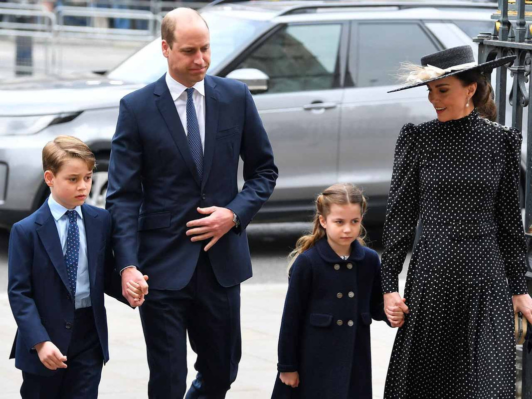 Hijos de los Duques de Cambridge llegan a la Abadía de Westminster