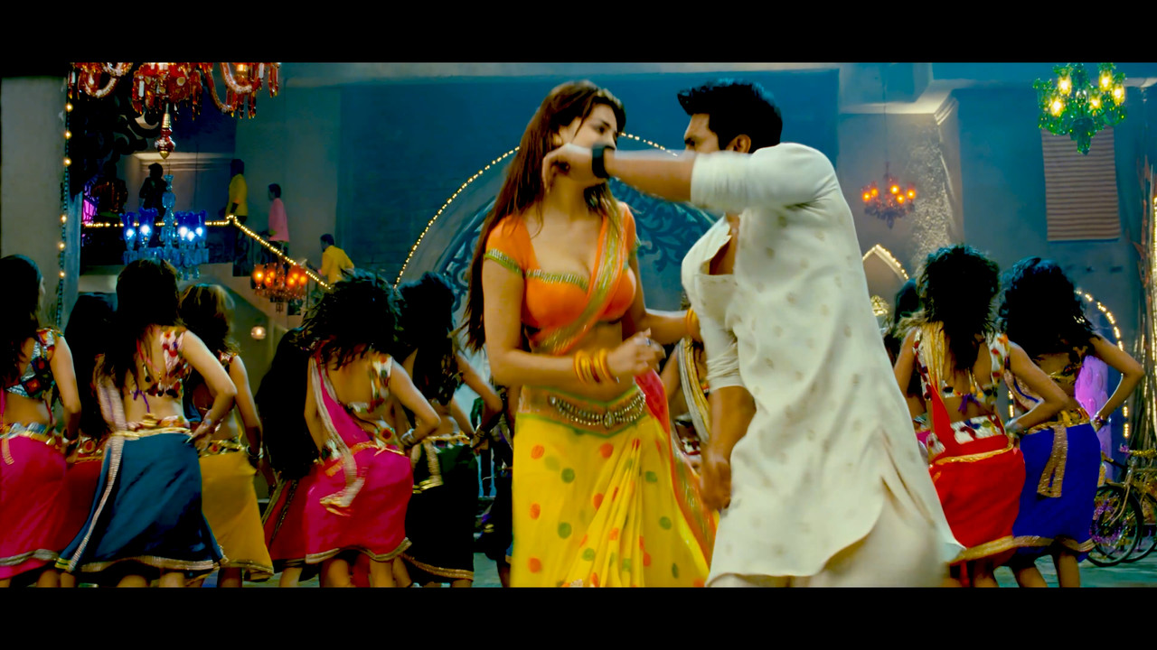 Shruti Haasan From Yevadu Hot Song 4K.mp4_snapshot_03.55.698