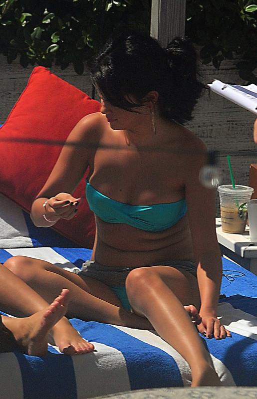 selena_gomez_green_bikini_open_legs_september_17