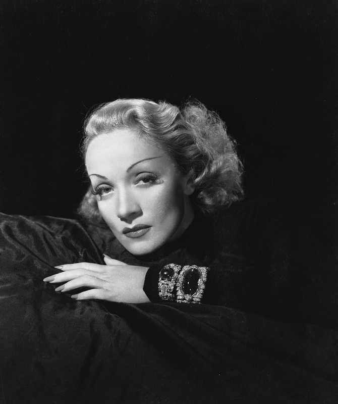 Marlene_Dietrich_b35