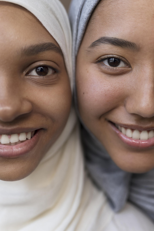 C:\Users\lenovo\Pictures\Saved Pictures\muslim woman\donne-sorridenti-ravvicinate-con-l-hijab.jpg