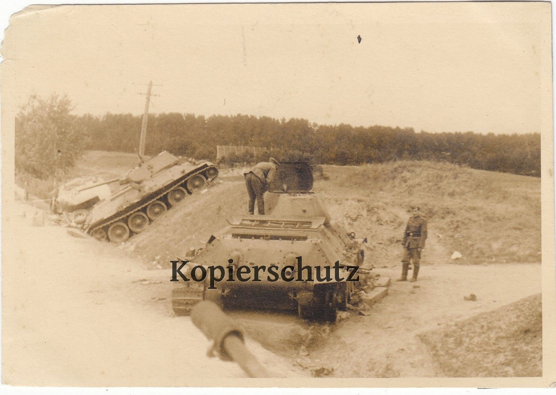 zwei zerstörte russische Panzer T-34 Tank mit So