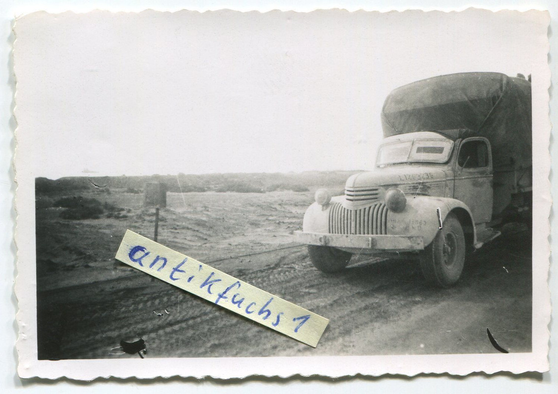 Beute-LKW aus England des Afrikakorps beim Rückzug in Afrika im 