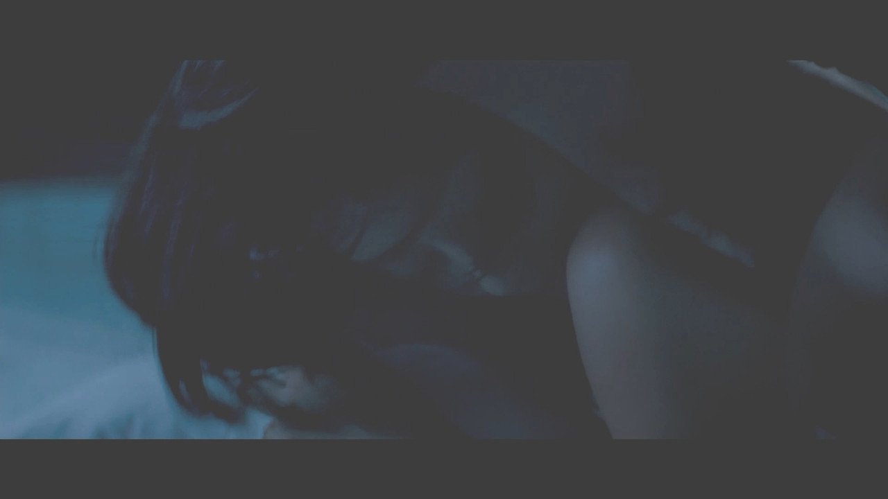 Raima Sen Hot Navel From Mirch 2010 1080p Light Version.mp4_snapshot_01.19_[2020.12.02_20.41.40]