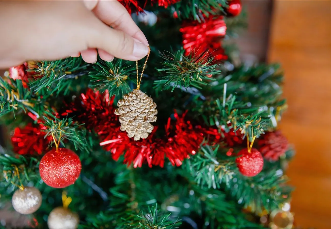 Así se coloca el laurel en el árbol de Navidad para tener dinero en 2024