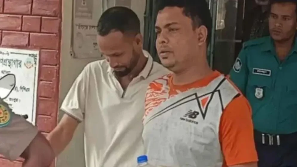 আবাসিক হোটেল থেকে ইয়াবাসহ দুই পুলিশ সদস্য গ্রেফতার