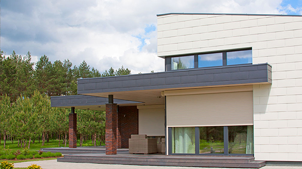 5 причин установить рольставни на окна и двери частного дома