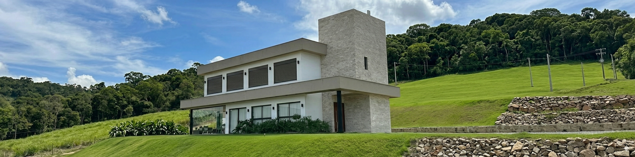 Fachada residencial revestida em pedra natural, projeto residencial de alto padrão