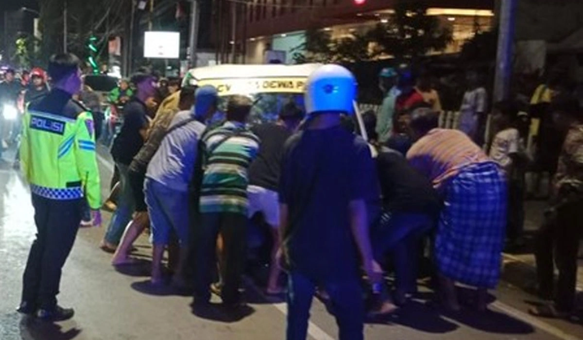 Ban Pecah, Pikap Angkut Pepaya Terbalik di Jalan Pettarani Makassar 