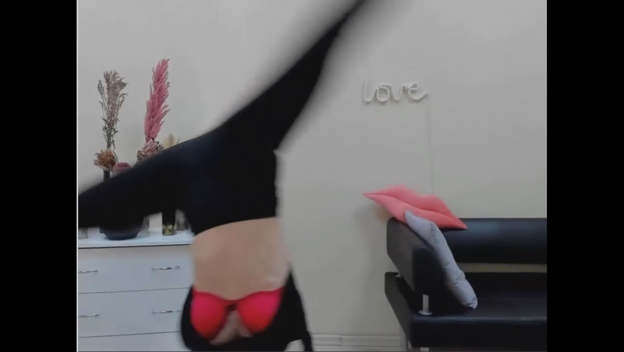 Olivia_Grays Bra Peek