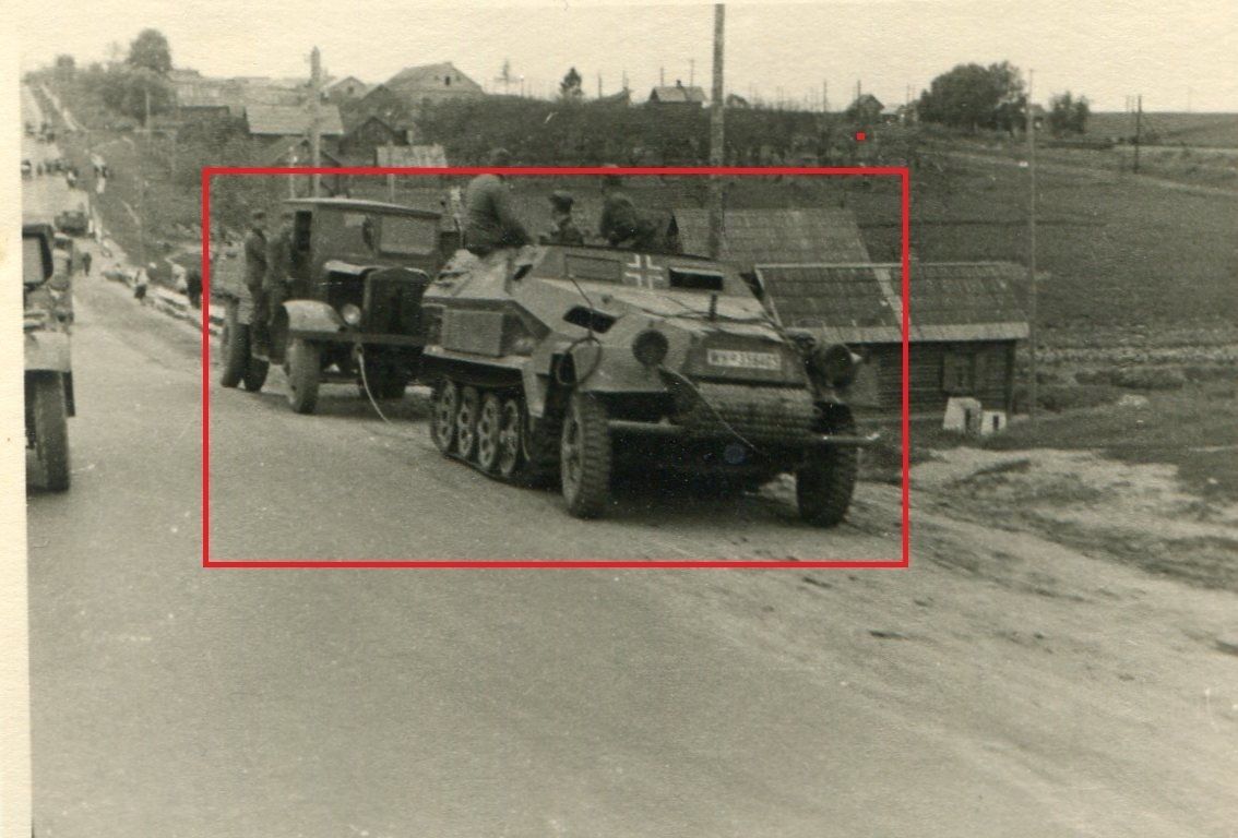 2 WK Foto Panzerspähwagen zieht LKW