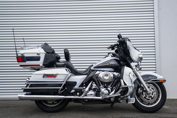 Мотоцикл семейства HarleyDavidson Dyna Glide своим именем говорит Мотоцикл семейства HarleyDavidson Dyna Glide своим именем говорит