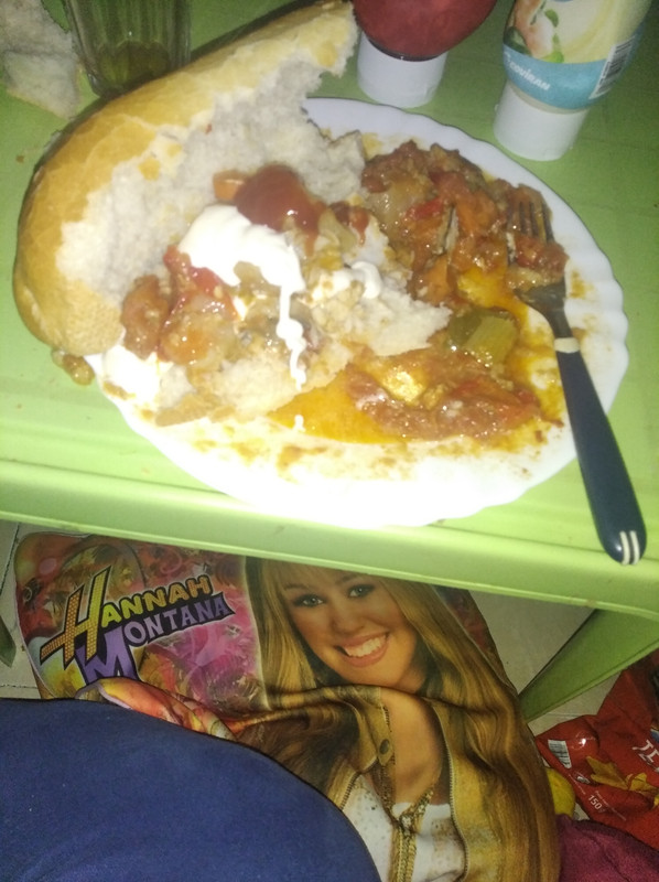 Te comerias mi bocadillo de guiso de pescado con ketchup y mayonesa