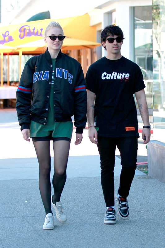 sophie-turner-shopping-in-la-12519-22