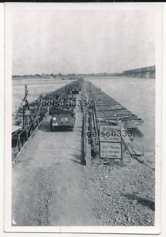 Foto Fahrzeuge der Luftwaffe auf einer Kriegsbrücke mit Beschilderung im Osten