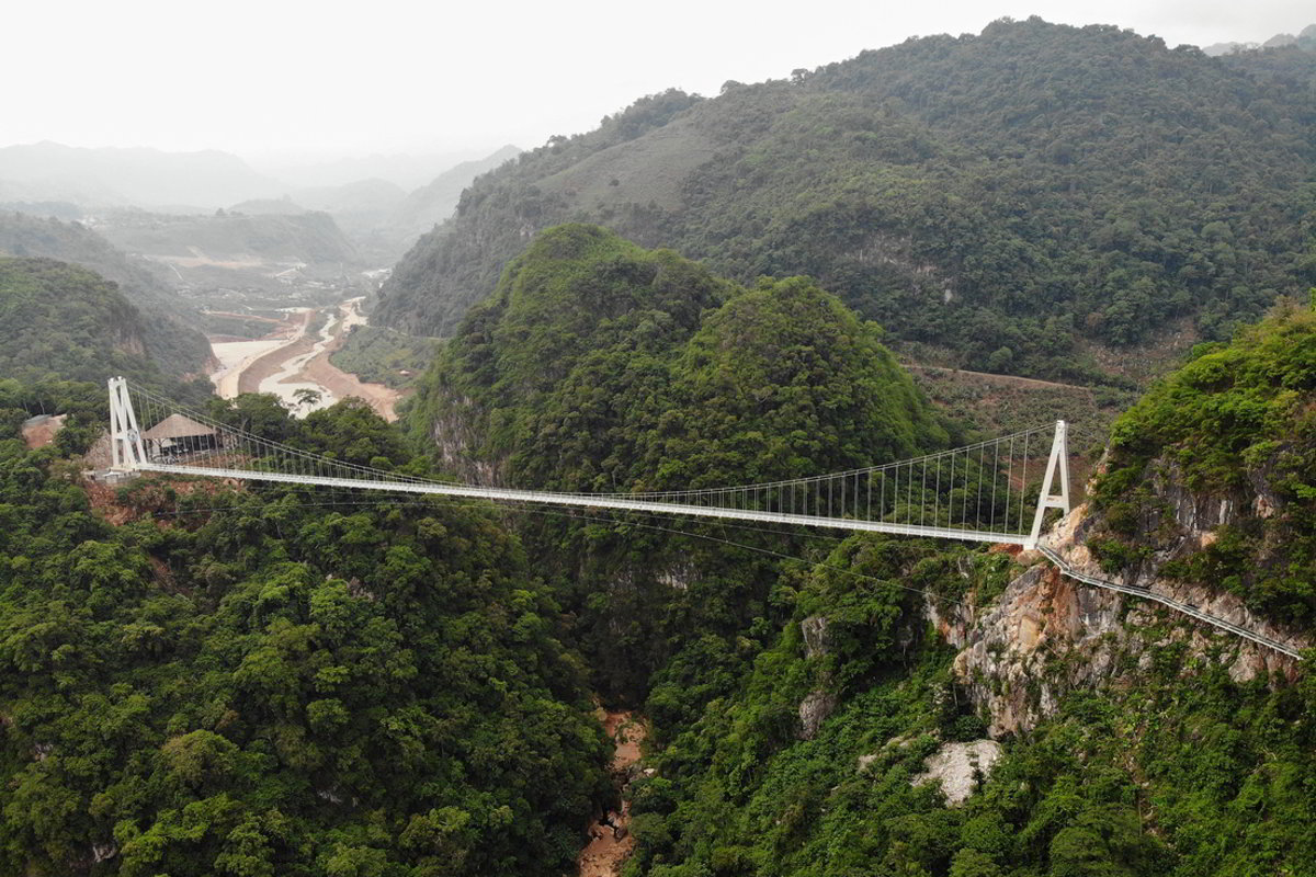 Bach Long, il ponte di vetro più lungo del mondo, in Vietnam.