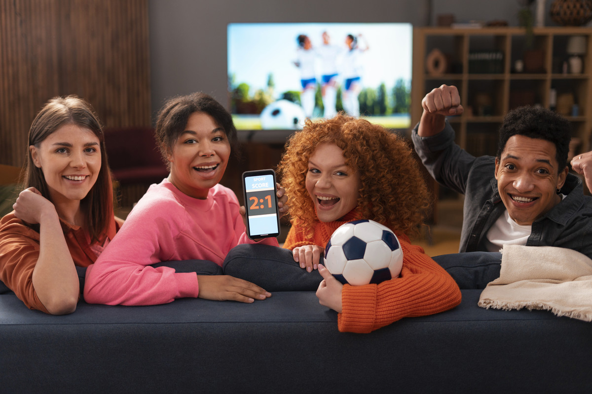 medium-shot-friends-spending-time-together-4.jpg