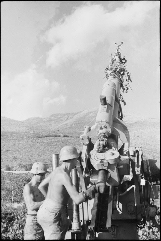 En Crète, les artilleurs du canon A de la 3e batterie du FlaK-Regiment 23 s'activent autour d'un can
