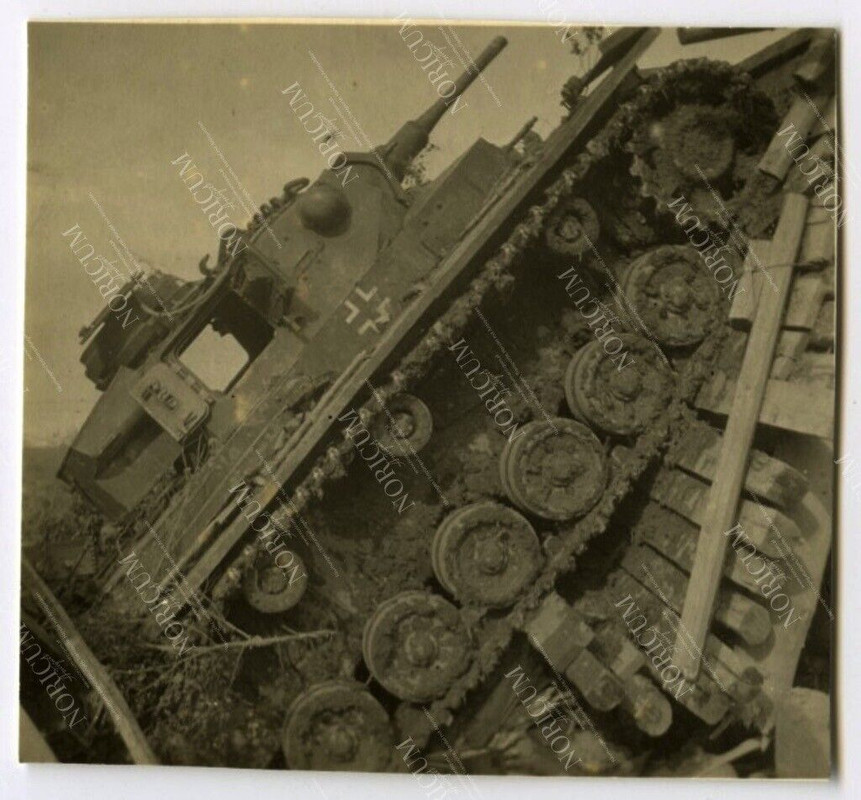 Foto Wehrmacht Panzer III mit Brücke eingebrochen Tank broken bridge WH