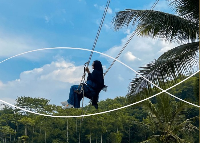 Wahana ayunan di Antapura De Djati.