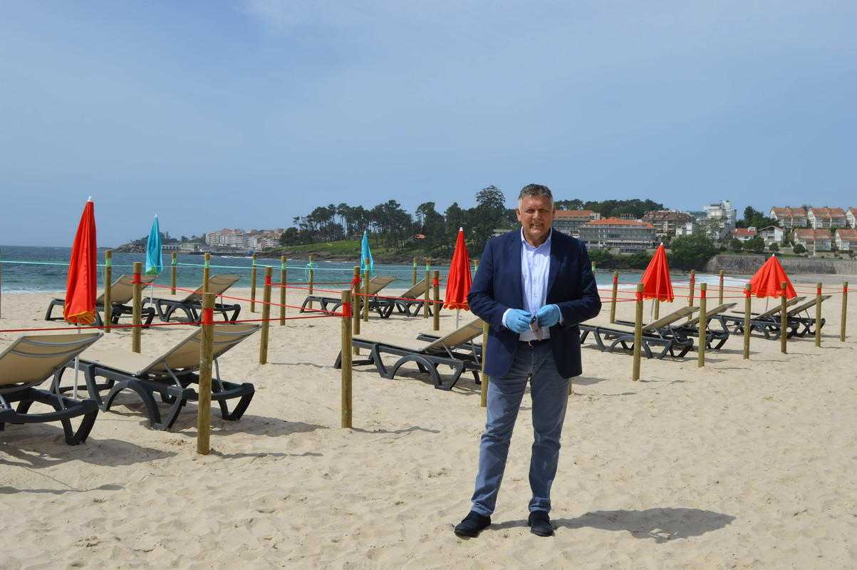 Konsep kursi jemur yang diikat menjadi cara sejumlah pantai di Spanyol untuk mencegah kerumunan saat pandemi Covid-19.