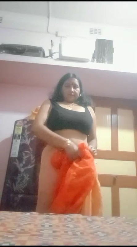 Tamil Aunty Undressing and Fingering