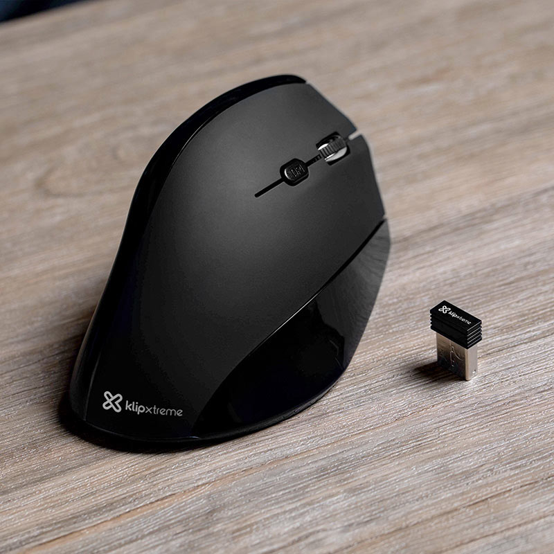 Una persona usando el mouse vertical KlipXtreme, mostrando la postura natural de la mano.