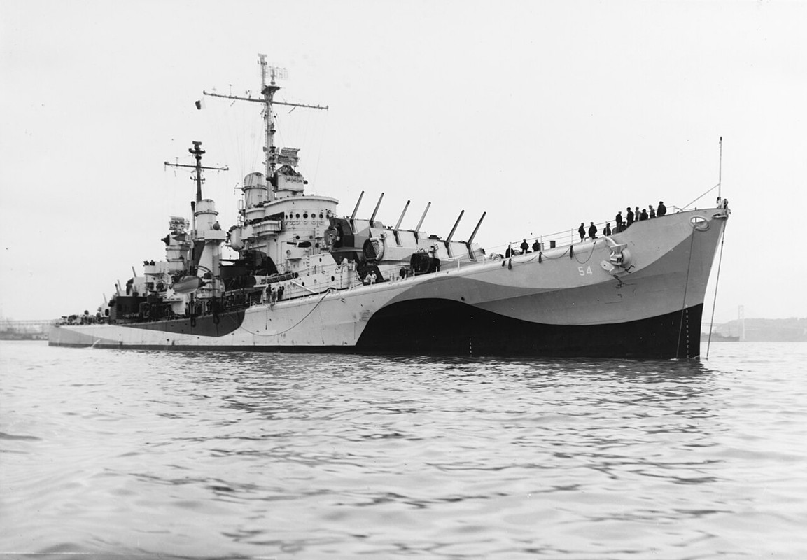 USS_San_Juan_(CL-54)_off_San_Francisco_on_14_October_1944_(19-N-90941)