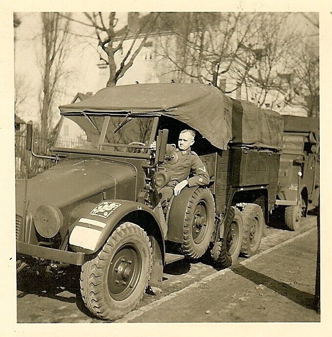 Luftwaffe Gefreiter Posed w Unit Marked Krupp L2H143 Lkw Truck!!!
