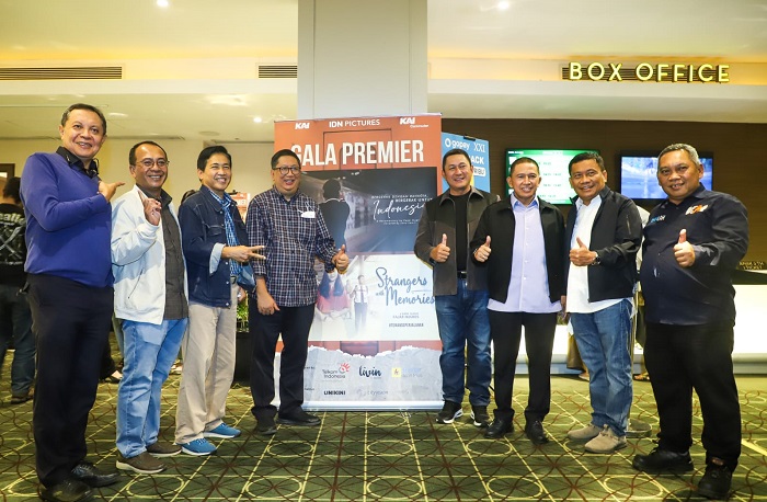 (Dari Kiri) Direktur Keuangan dan Manajemen Risiko KAI Salusra Wijaya, Direktur Pengelolaan Sarana KAI Eko Purwanto, Direktur Operasi KAI Awan Hermawan Purwadinata, Komisaris Independen KAI Riza Primadi, Direktur Keselamatan dan Keamanan KAI Sandry Pasambuna, Komisaris Independen KAI Rochadi, Direktur Perencanaan Strategis dan Pengembangan Usaha KAI John Robertho, dan Executive Vice President Daerah Operasi 2 Bandung Joko Widagdo saat menghadiri gala premier film Bergerak untuk Indonesia dan Strangers with Memories di Bandung, (10/11/2022).