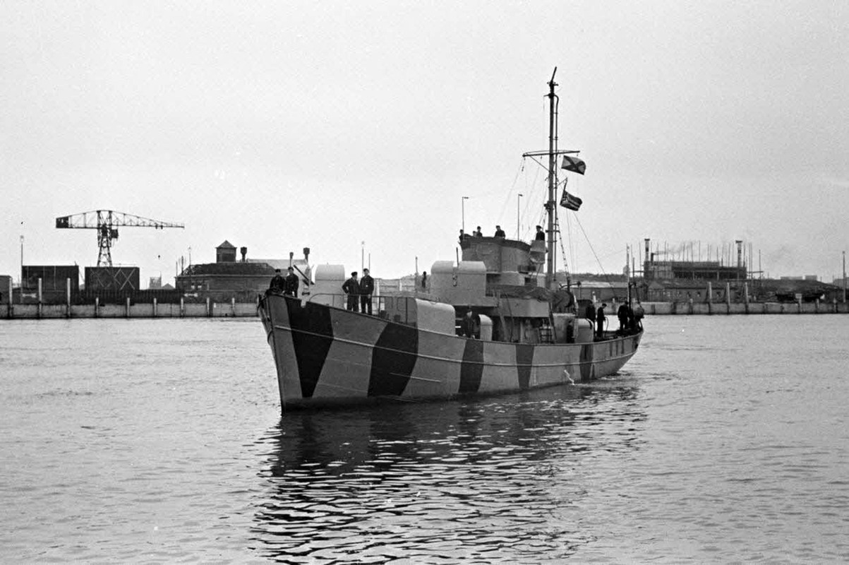 Le dragueur de mines allemand (Sperrbrecher) récemment modifié en bâtiment lance-flammes ou bateau-p