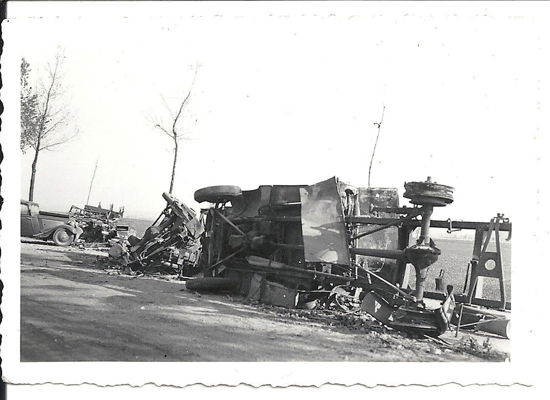 Orig.Foto zerstörte Fahrzeuge LKW am Wegrand in 