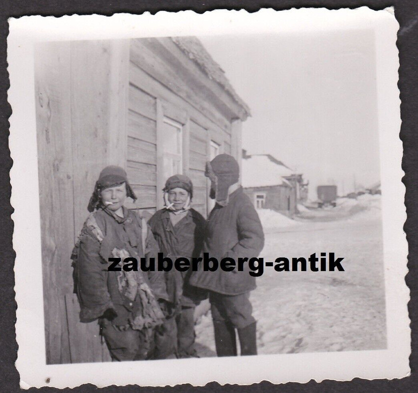 Portrait Foto Wehrmacht Kinder Ziegarette Bevölkerung Russland WK2 WW2