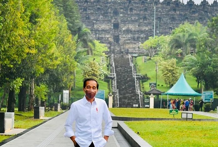 Jokowi meninjau langsung proses perbaikan infrastuktur di Candi Borobudur.