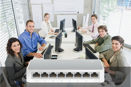 Switch TP-Link de 8 puertos con diseño compacto.